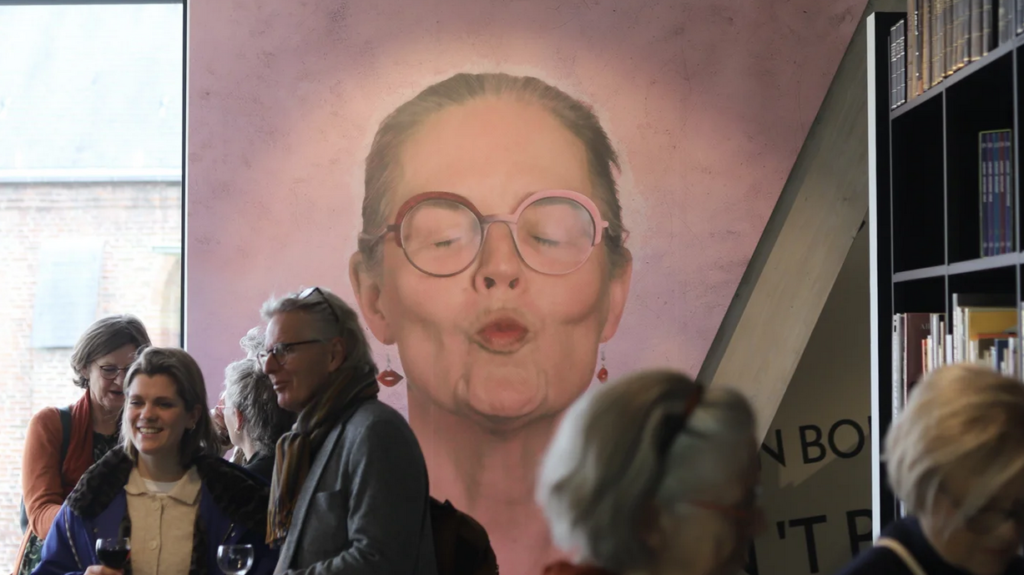 Museumdirecteur Pien Pon, al kussend afgebeeld door haar zoon Joost. Foto: Sander Grootendorst
