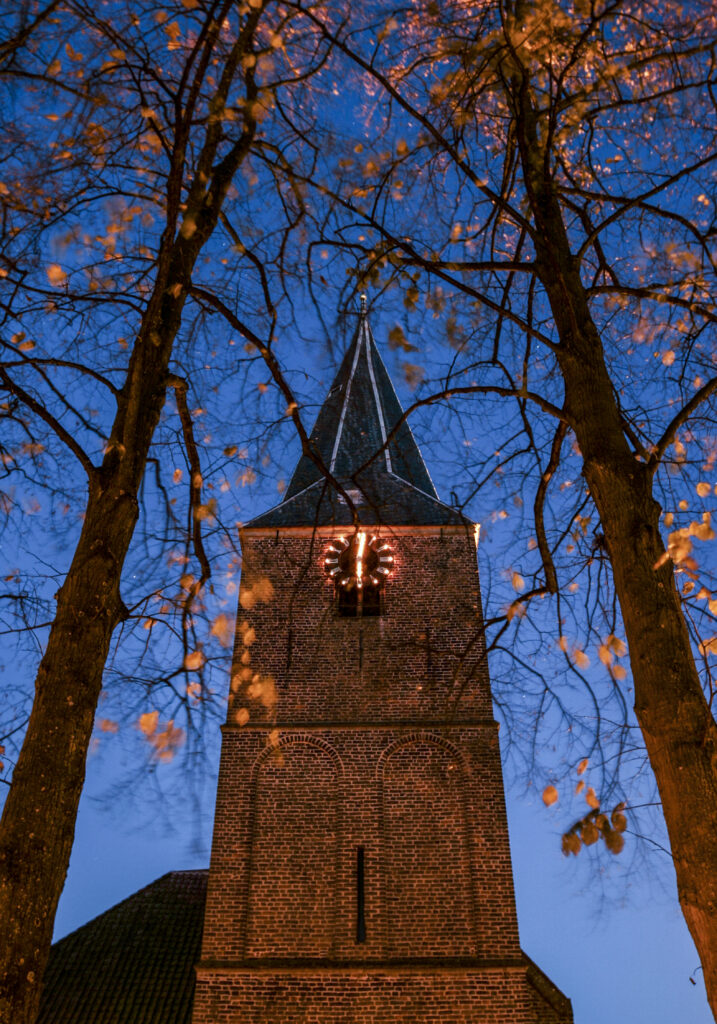 Almens kerkje tegenover Museum STAAL